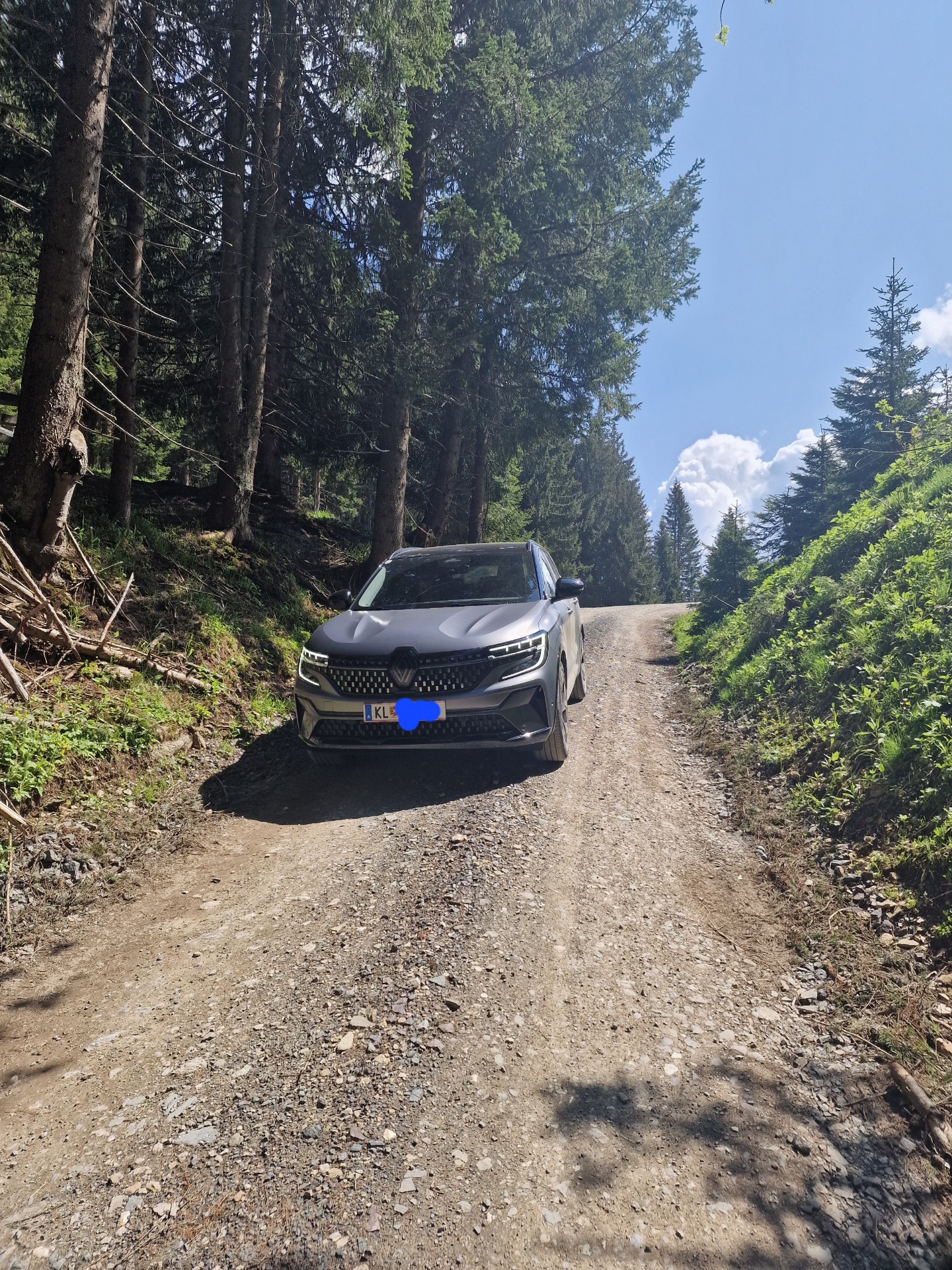 1200 Höhenmeter auf einer steilen und engen Almstraße, fährt sich super 😉